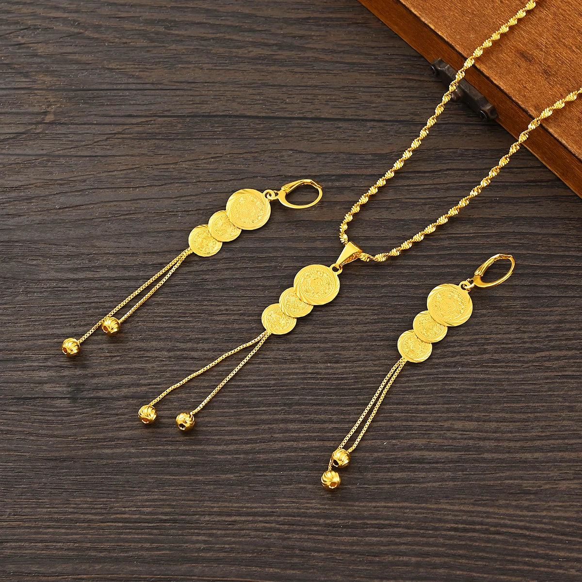 Parure Élégance – Collier et boucles d’oreilles en laiton couleur or