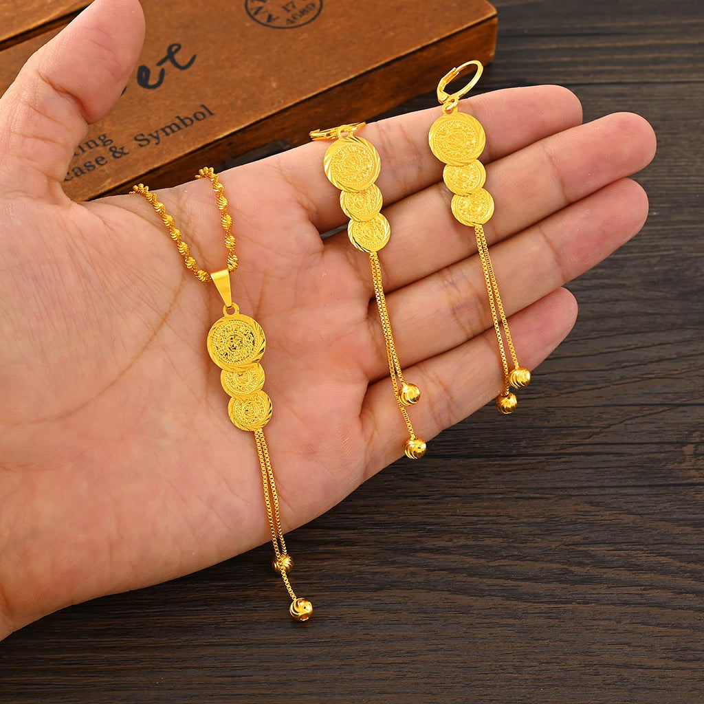 Parure Élégance – Collier et boucles d’oreilles en laiton couleur or