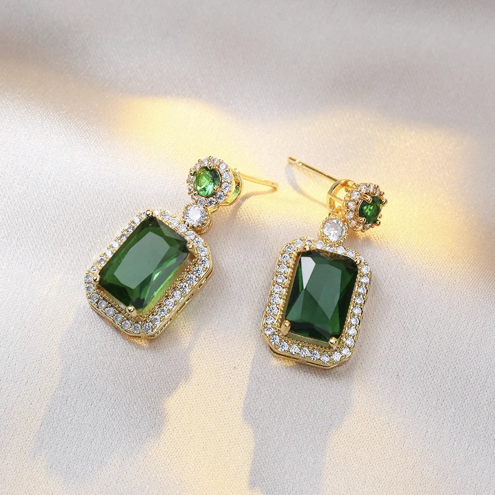 Parure Éclat Carré – Ensemble de 4 pièces à strass : collier, boucles d’oreilles et bague