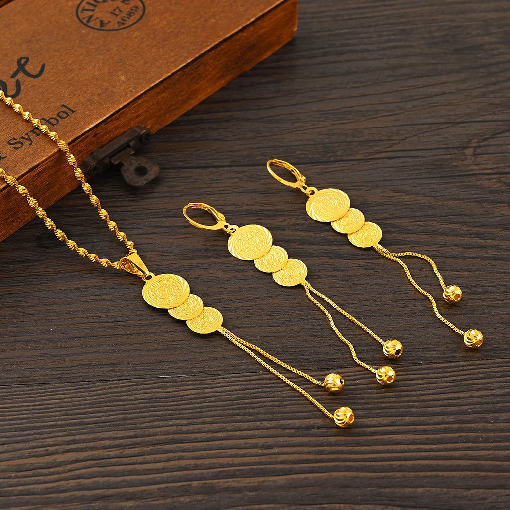 Parure Élégance – Collier et boucles d’oreilles en laiton couleur or