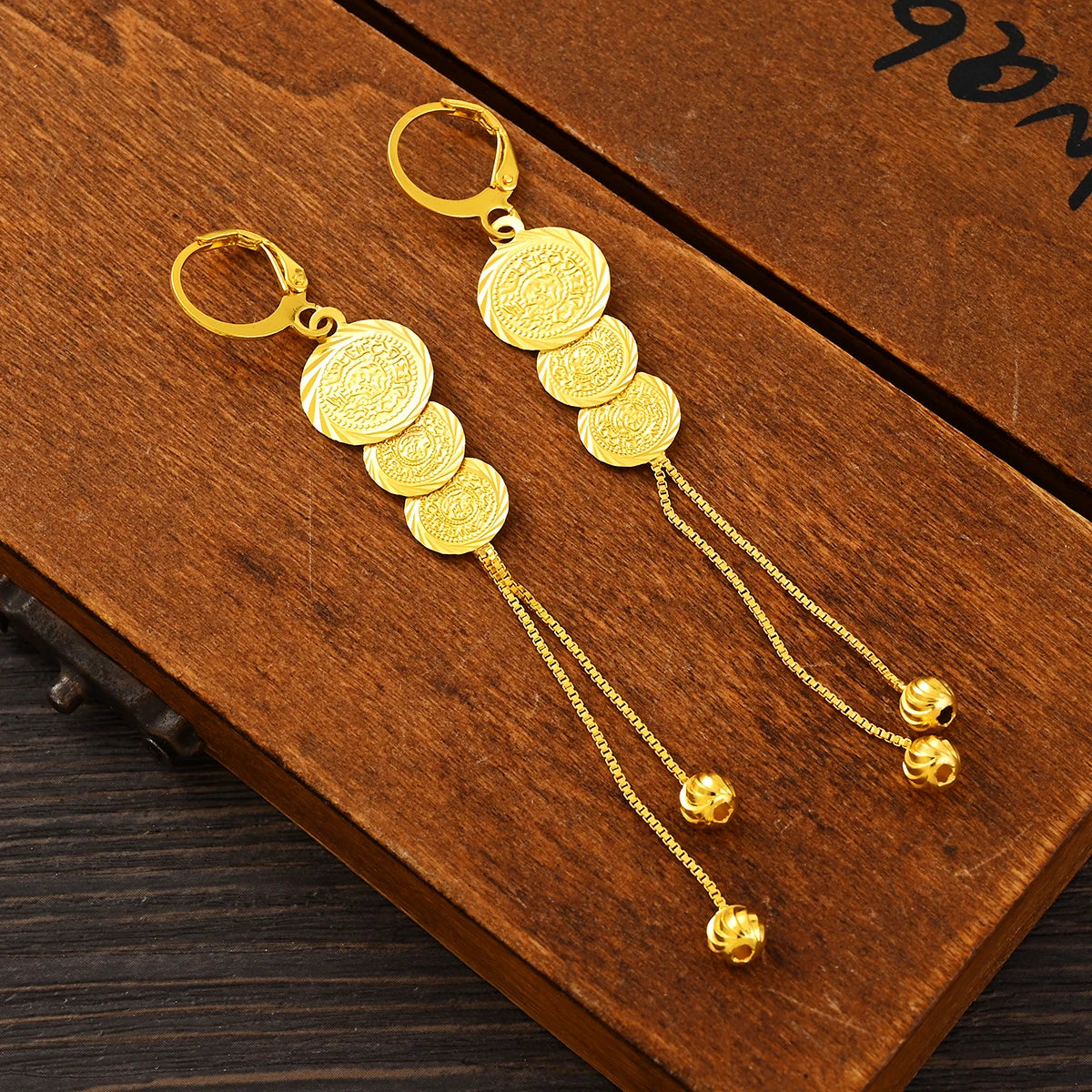 Parure Élégance – Collier et boucles d’oreilles en laiton couleur or
