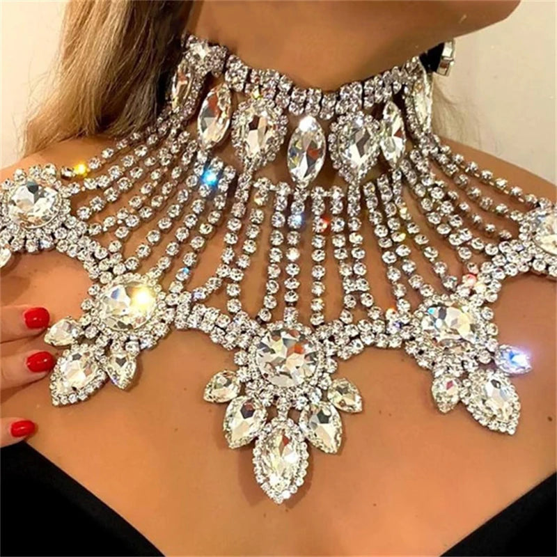 Collier Élégance Mariée – Ras-de-cou à strass et pendentif goutte d’eau