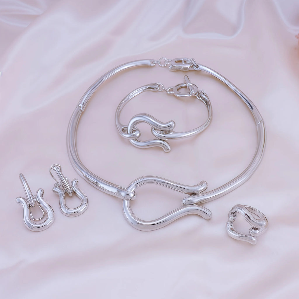 Parure Éclat Doré – Collier ras-de-cou, boucles d’oreilles, bracelet et bague