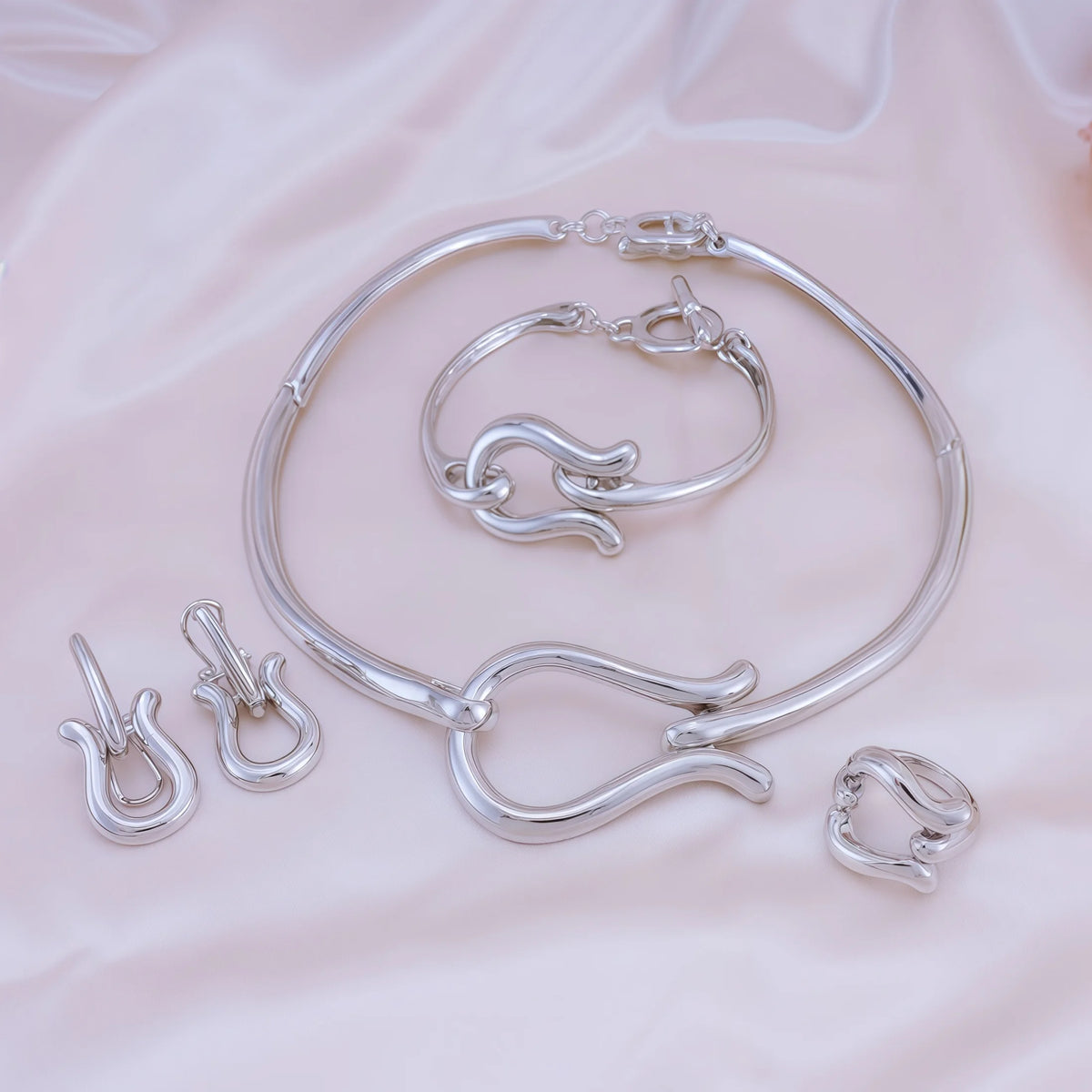Parure Éclat Doré – Collier ras-de-cou, boucles d’oreilles, bracelet et bague