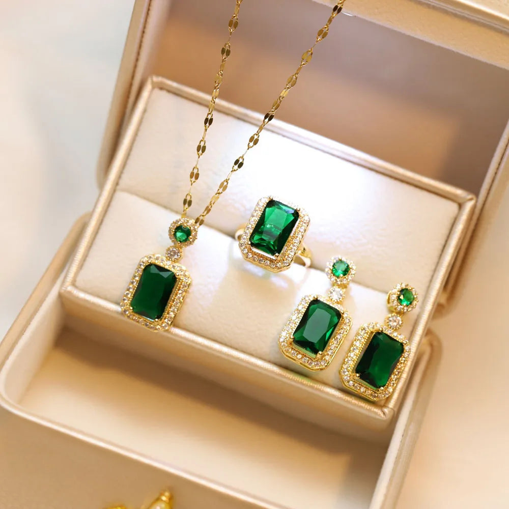 Parure Éclat Carré – Ensemble de 4 pièces à strass : collier, boucles d’oreilles et bague