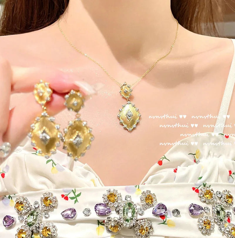 Parure vintage plaquée or 18 carats pour femme – Collier avec pendentif, boucles d’oreilles et bague pour mariage et banquet