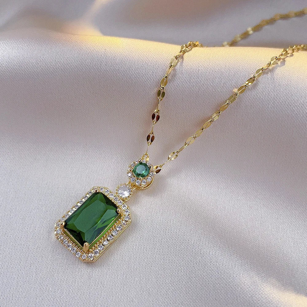 Parure Éclat Carré – Ensemble de 4 pièces à strass : collier, boucles d’oreilles et bague