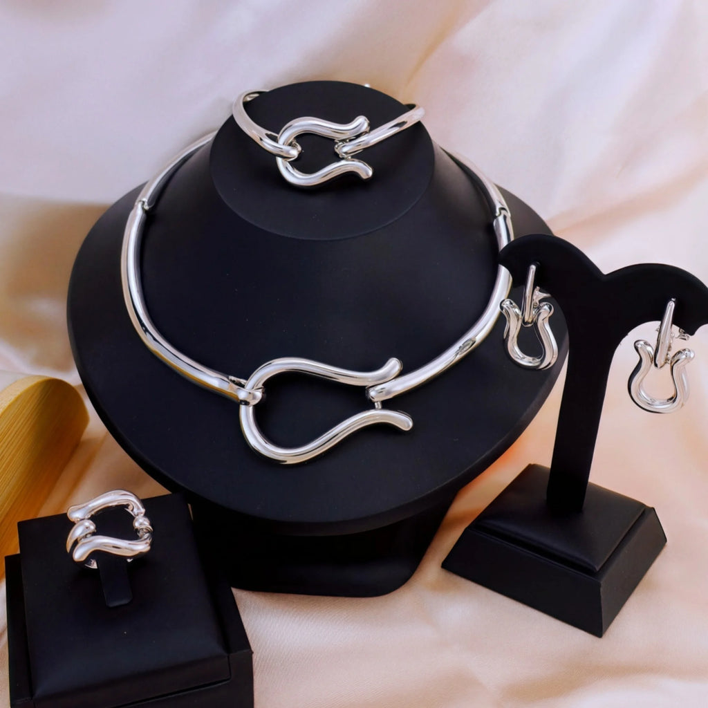 Parure Éclat Doré – Collier ras-de-cou, boucles d’oreilles, bracelet et bague