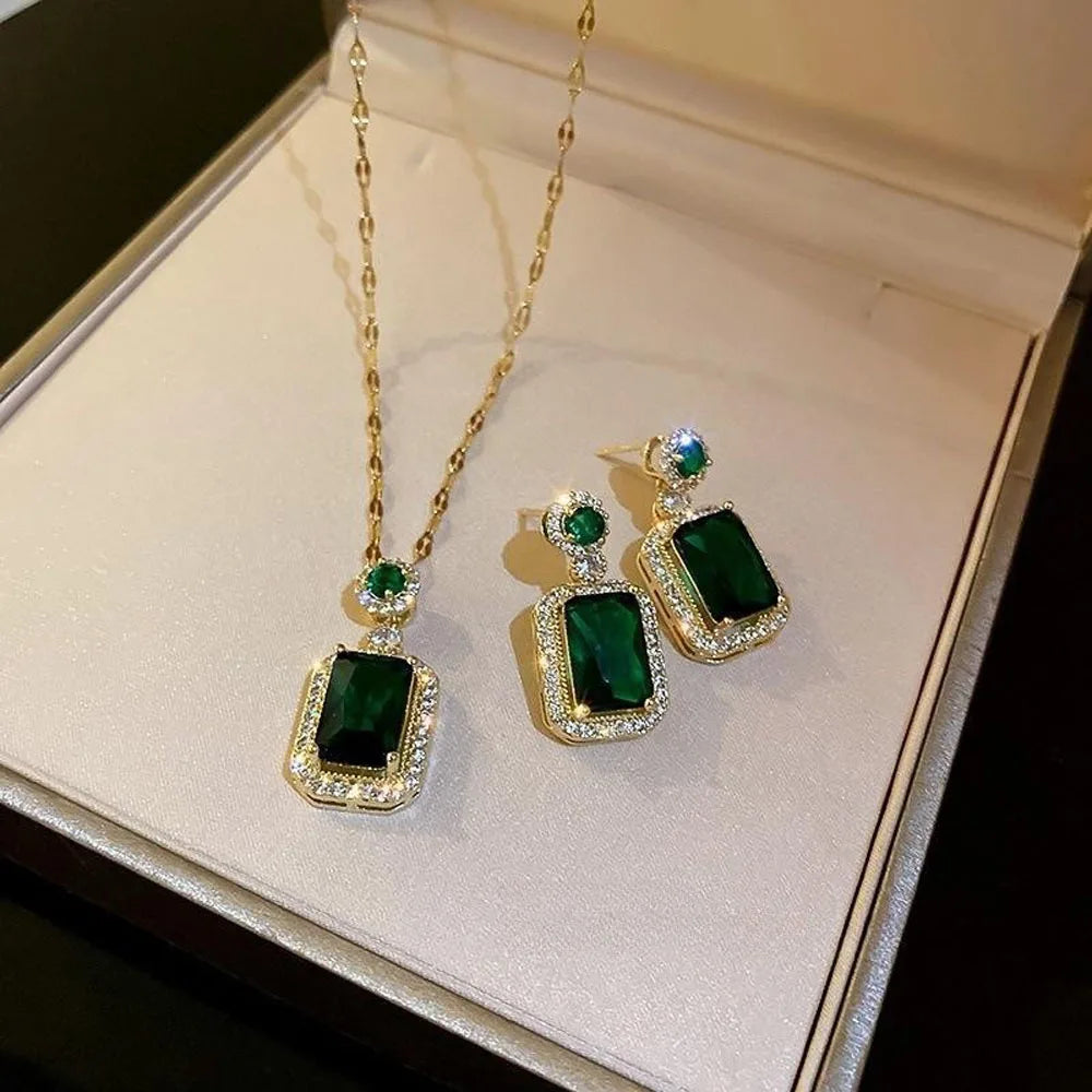 Parure Éclat Carré – Ensemble de 4 pièces à strass : collier, boucles d’oreilles et bague
