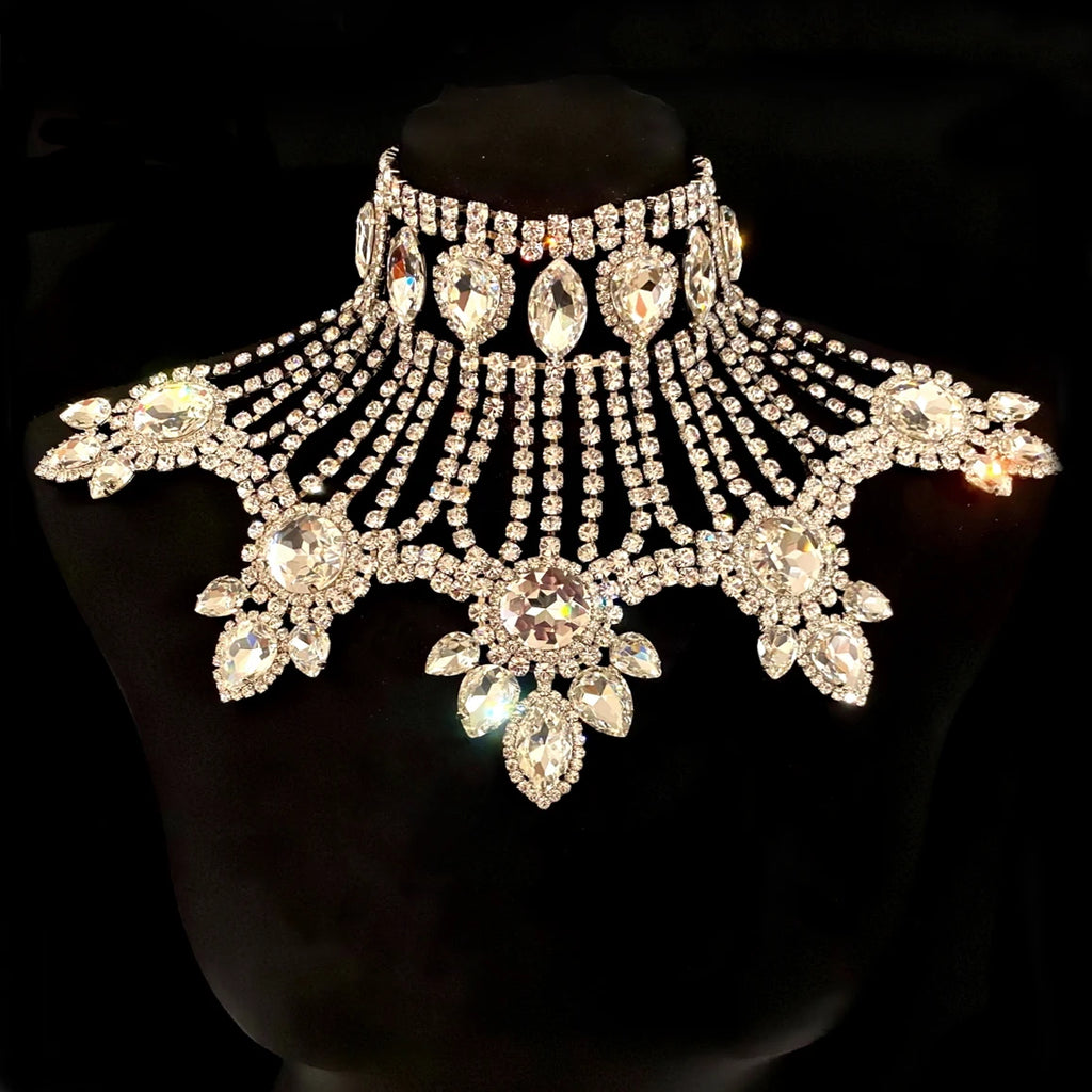 Collier Élégance Mariée – Ras-de-cou à strass et pendentif goutte d’eau