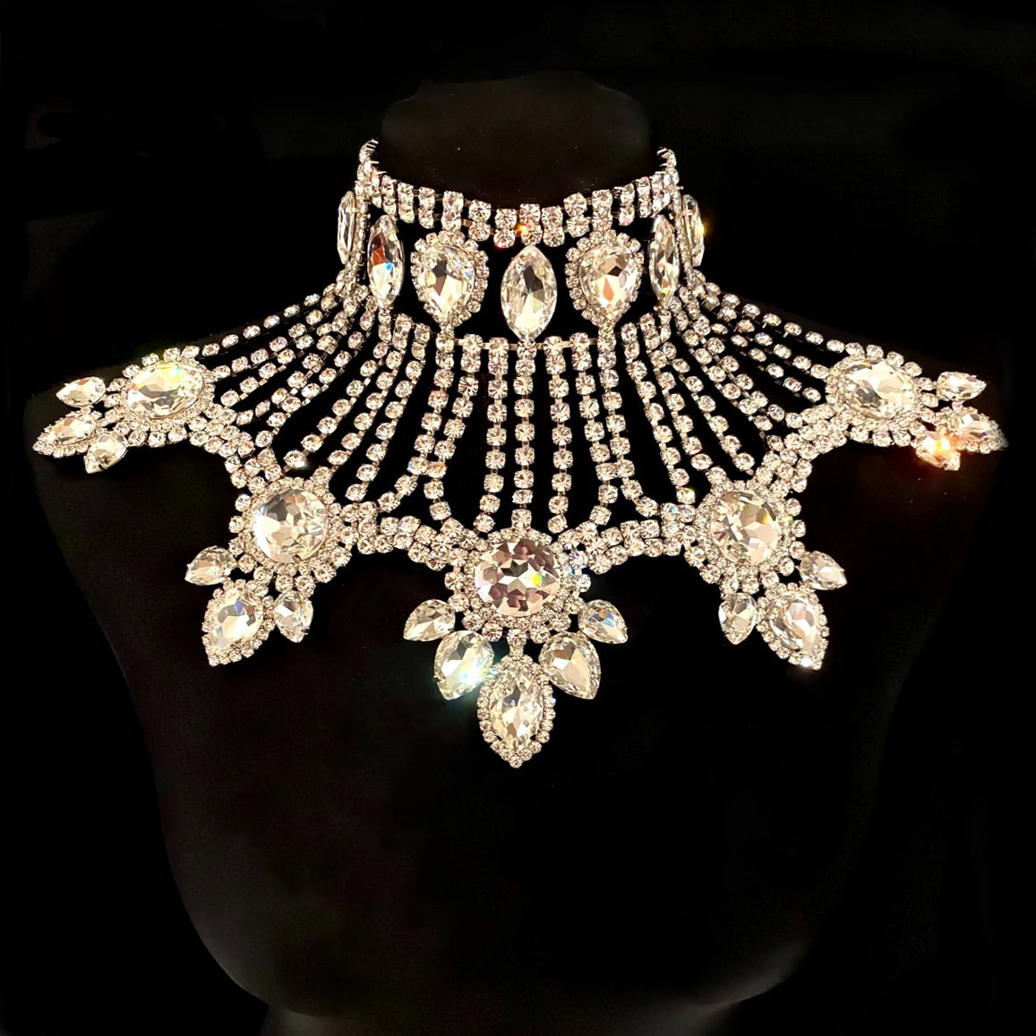 Collier Élégance Mariée – Ras-de-cou à strass et pendentif goutte d’eau