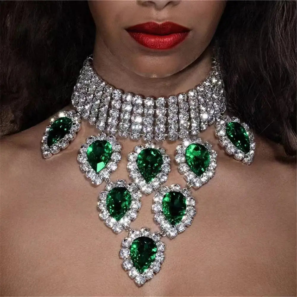 Collier Élégance Mariée – Ras-de-cou à strass et pendentif goutte d’eau